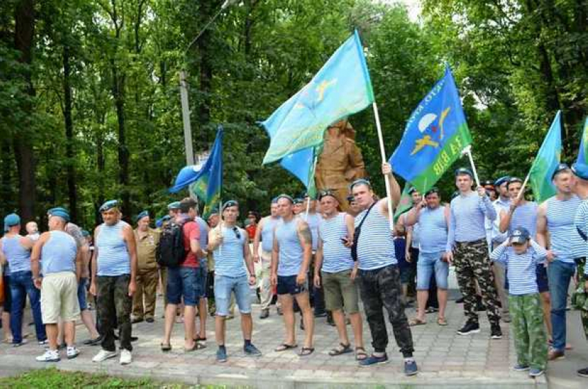 Показательные выступления, каша и митинг: в Новочеркасске отметили День ВДВ