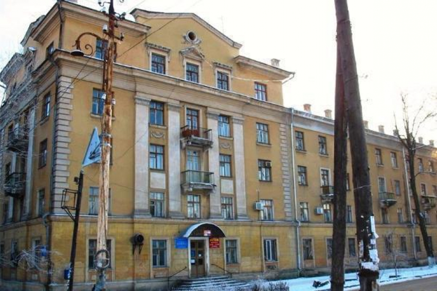 В Новочеркасске со здания студенческой поликлиники кирпич упал на голову студентки
