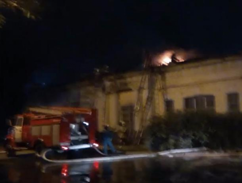 Грандиозный пожар на территории воинской части в Новочеркасске попал на видео