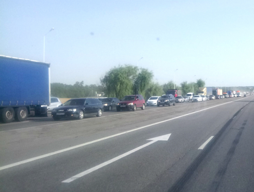 Огромная 7-километровая пробка образовалась на трассе «Дон» под Новочеркасском