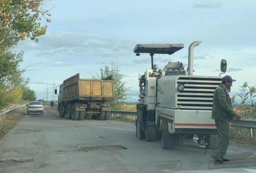 В Новочеркасске ремонтируют дорогу в микрорайон Луговой