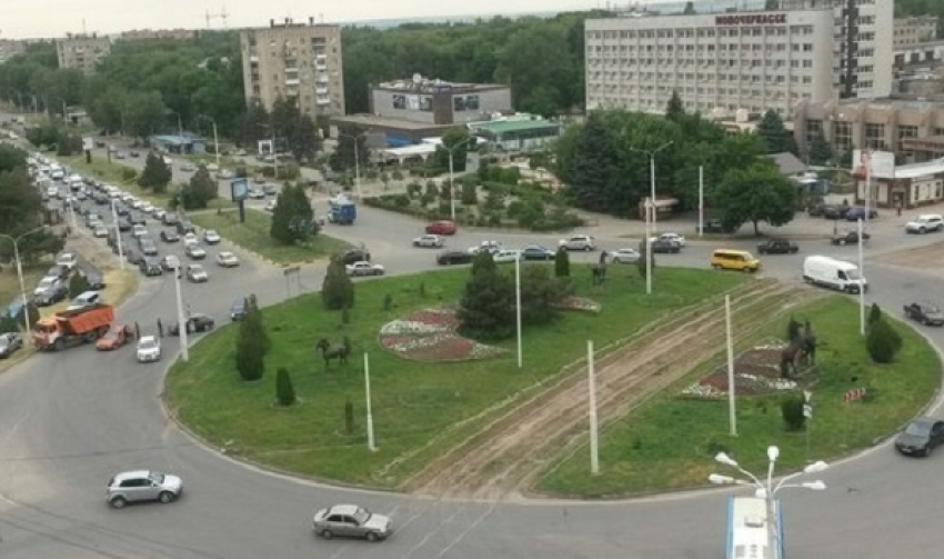 В Новочеркасске из-за ДТП на Баклановском проспекте организовано движение «по-английски»