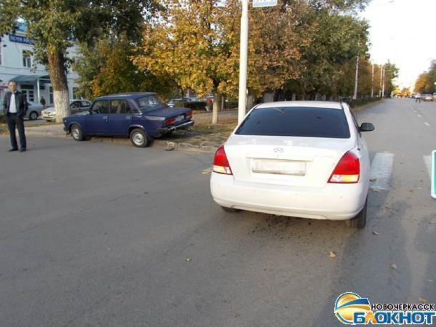На проспекте Платовском в Новочеркасске «Хендай» вытолкнул ВАЗ-2107 на пешеходную аллею