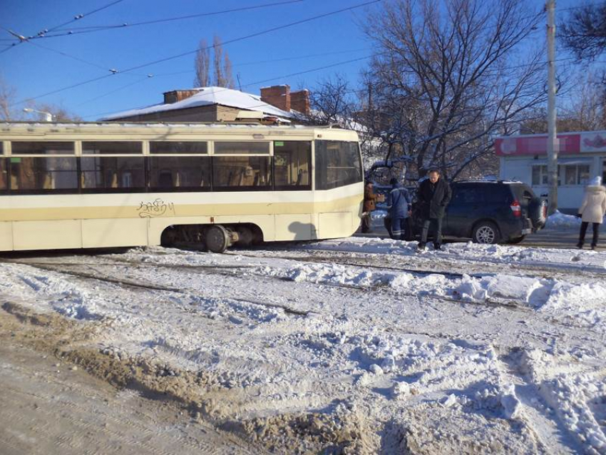 Появилась запись видеорегистратора ДТП в Новочеркасске, где трамвай разбил две машины