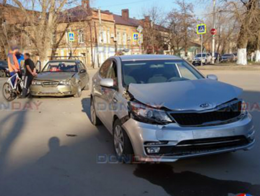 Две иномарки не поделили перекресток в Новочеркасске
