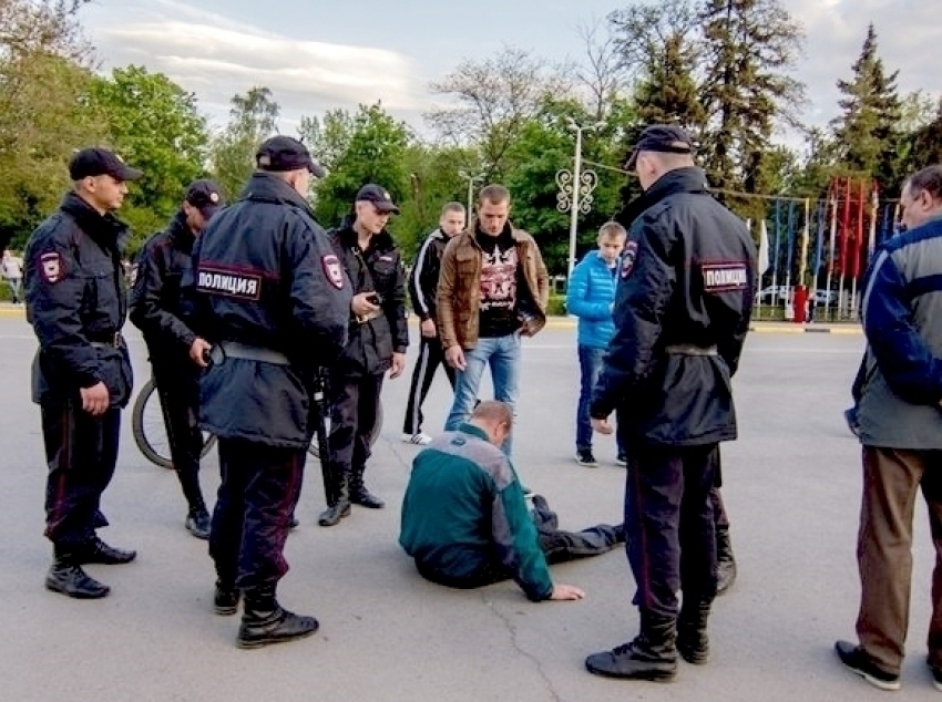 Новочеркасца забрали в полицию за то, что он лежал на площади