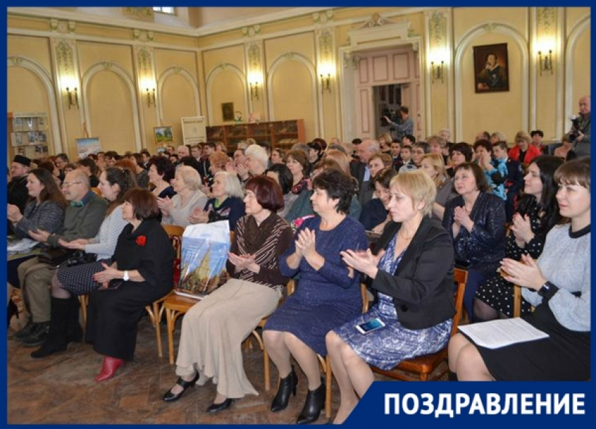 Новочеркасская центральная библиотека получила в подарок редкие издания и видеопроектор