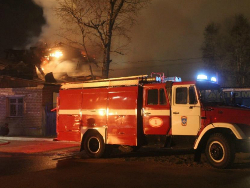 Цех по производству стеклотары загорелся в Новочеркасске