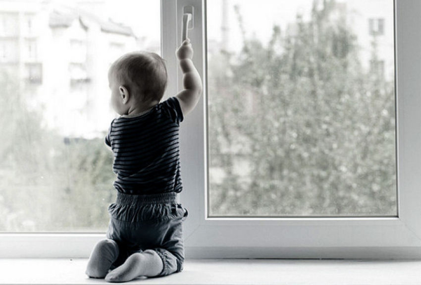 В Новочеркасске годовалый ребенок выпал из окна