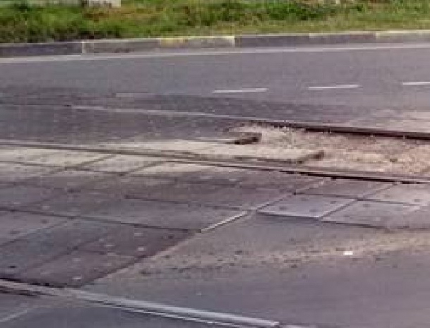 Трамвайный переезд в новочеркасском микрорайоне Хотунок остался без дорожного покрытия