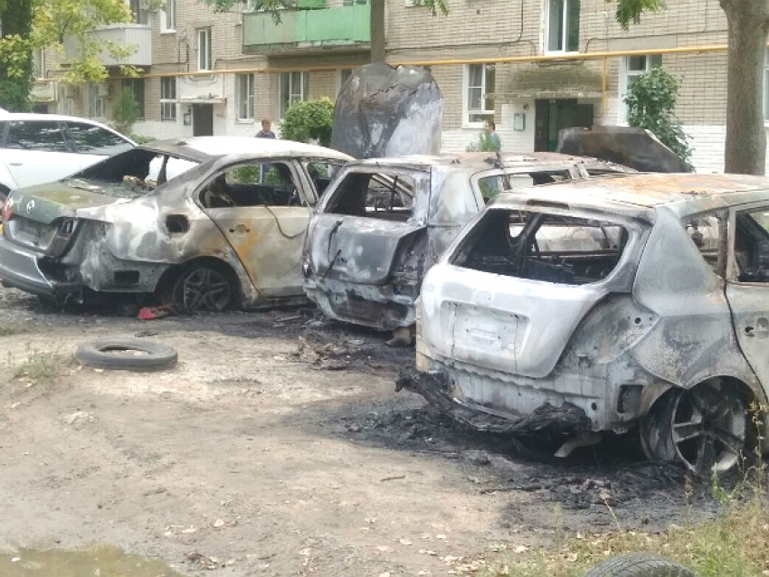 Три автомобиля сгорели ночью на улице Мелиховской Новочеркасска