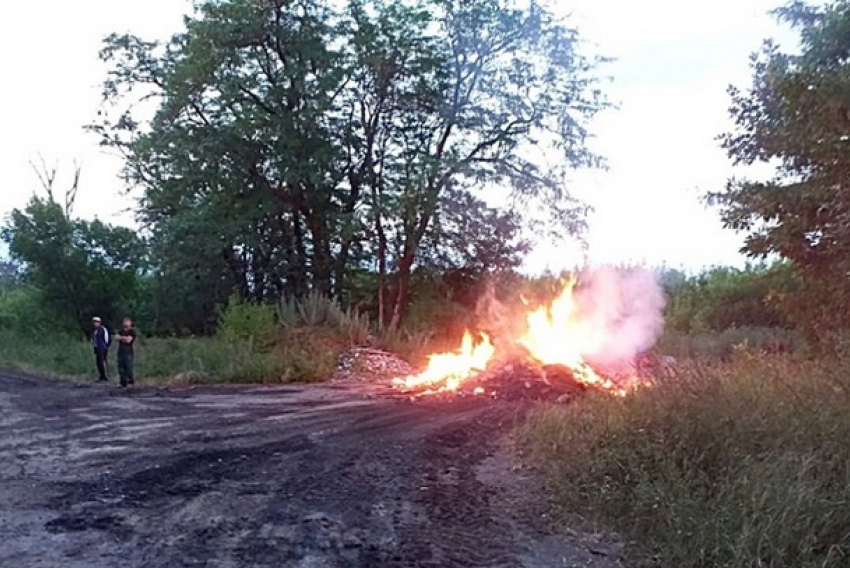 Грузовик из Новочеркасска выгрузил горящий мусор в соседнем районе