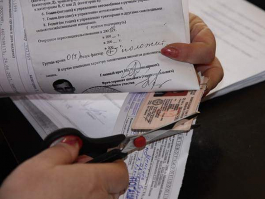 Госдума предлагает ГИБДД создать реестр лиц, которым по медицинским показаниям нельзя водить машину