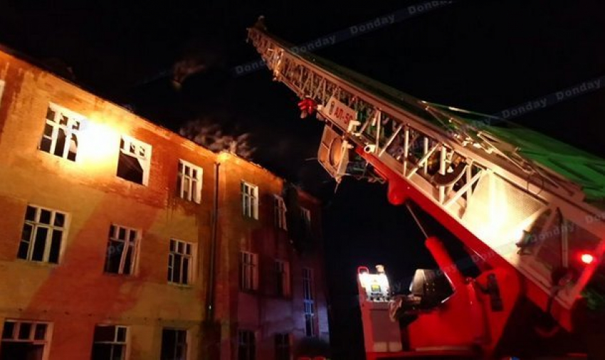 В Новочеркасске пожар в заброшенном здании едва не обернулся трагедией для десятков детей