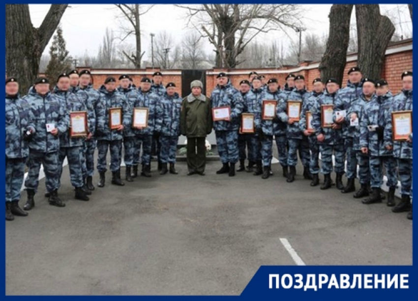Сотрудники новочеркасского ОМОН принимали поздравления