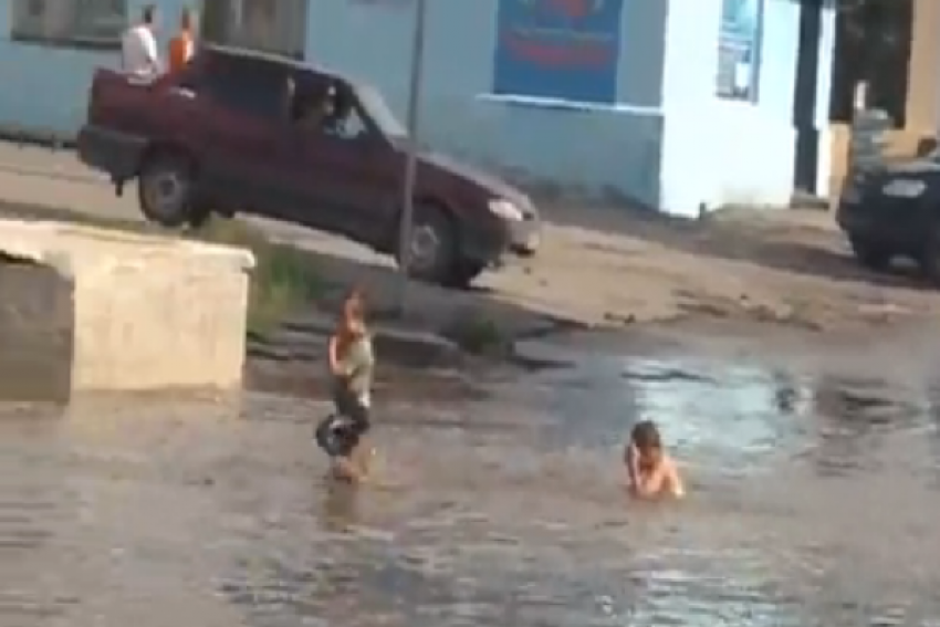 В микрорайоне Донской дети купались в луже на проезжей части