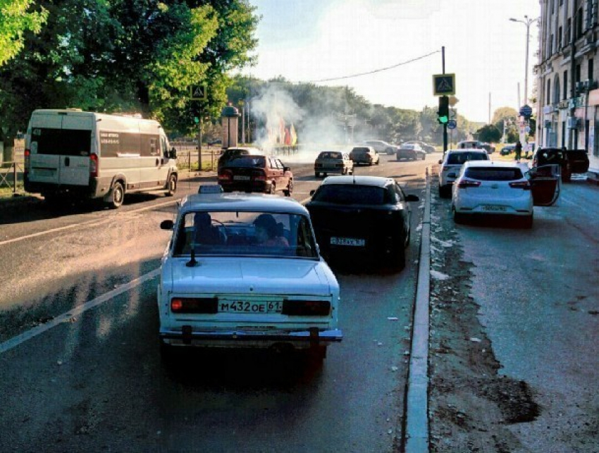 Дымящийся тополиный пух в Новочеркасске вызвал негодование у горожан