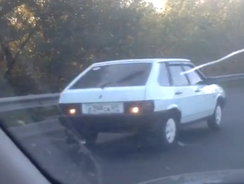 Комичную езду странного автомобиля из Новочеркасска сняли на видео