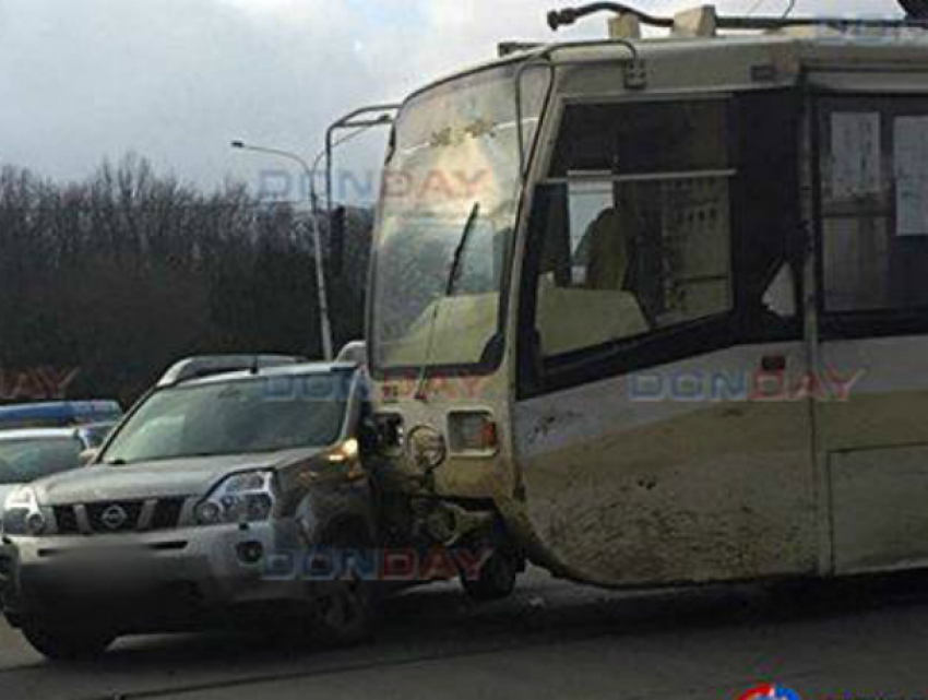 Трамвай въехал в бок «Ниссану» на Юбилейной площади в Новочеркасске