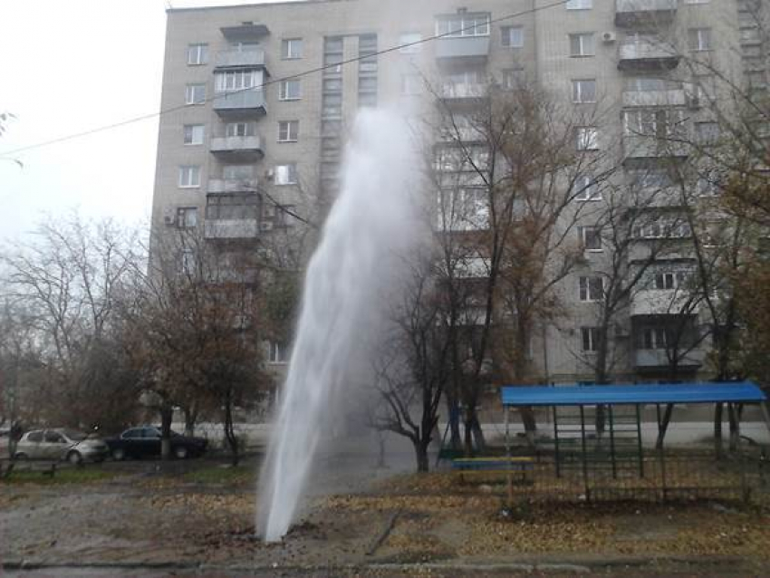 В Новочеркасске забил коммунальный фонтан высотой около 15 метров