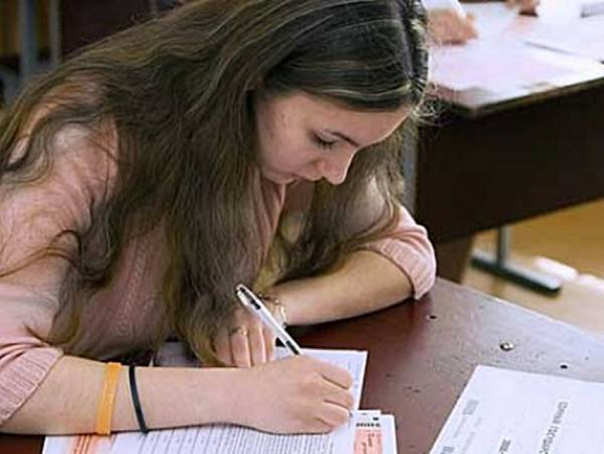 Новочеркасские школьники пишут сочинение, которое станет допуском к ЕГЭ