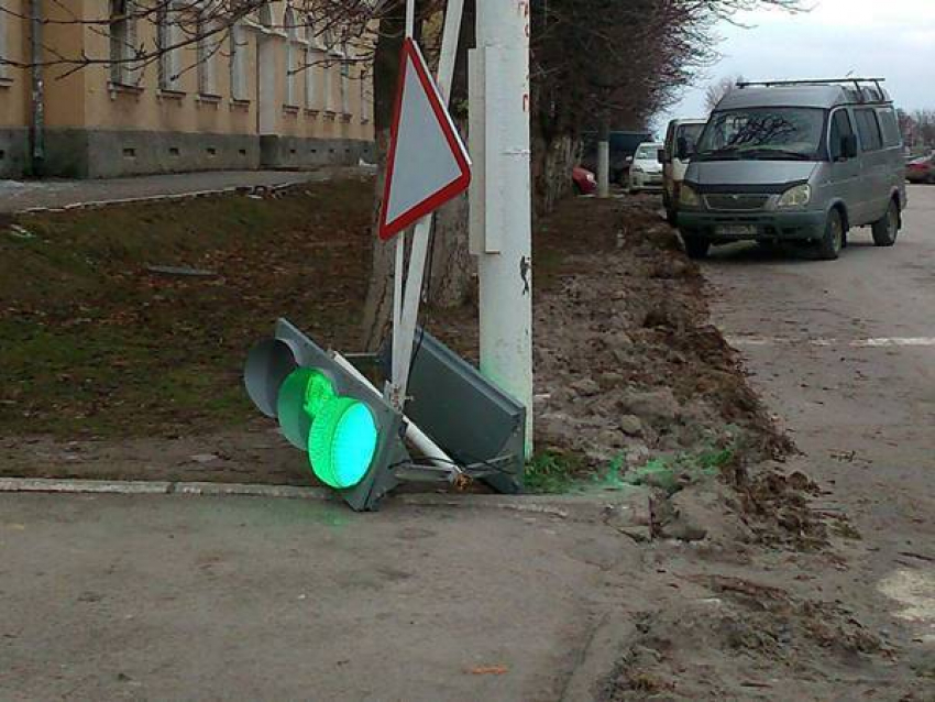 От порывистого ветра в Новочеркасске падают светофоры и знаки