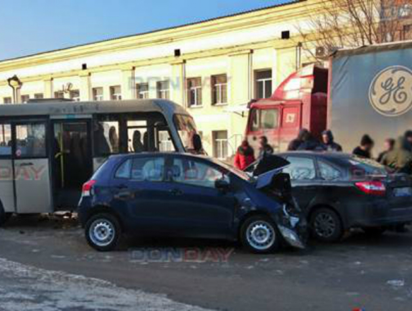 Нетерпеливая автоледи за рулем «Тойоты» пошла на таран маршрутки в Новочеркасске