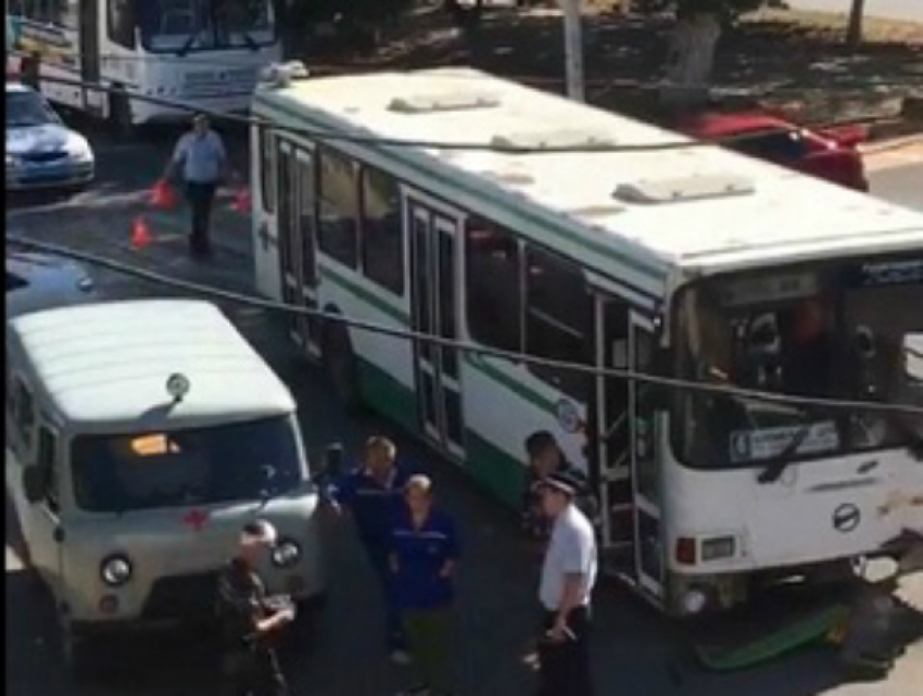 В Новочеркасске пассажирский автобус попал в аварию