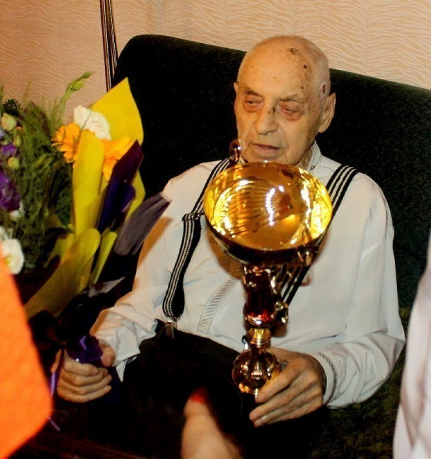 Старейшего в Новочеркасске шахматиста поздравили в преддверии Дня физкультурника 