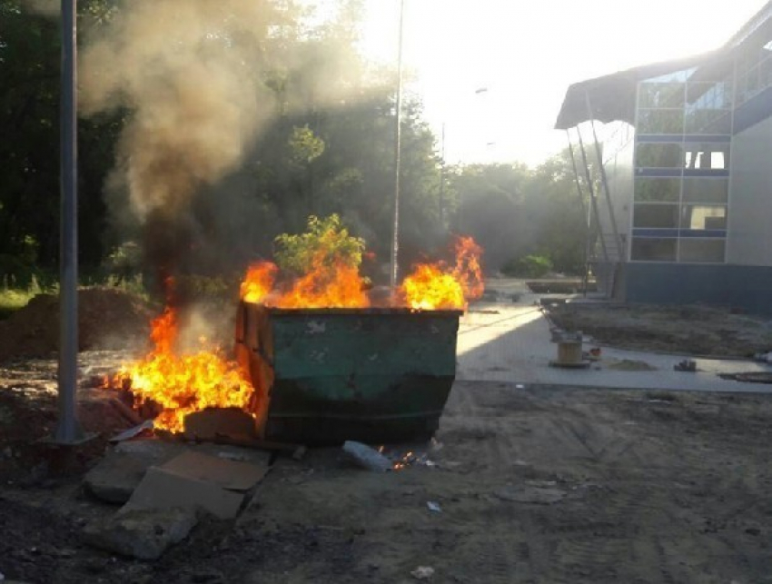 Строители физкультурно-оздоровительного центра травили прохожих дымом горящего мусора в Новочеркасске