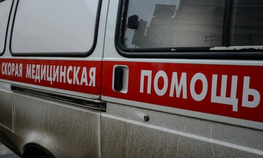 В Новочеркасске таксист отвлекся и влетел в припаркованную фуру