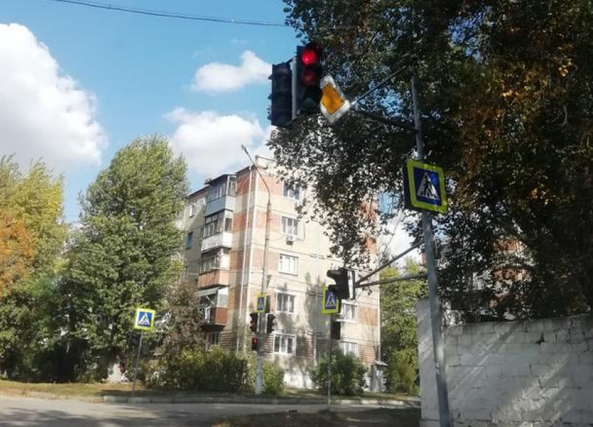 После публикации «Блокнот Новочеркасск» в микрорайоне Соцгород отремонтировали светофор 