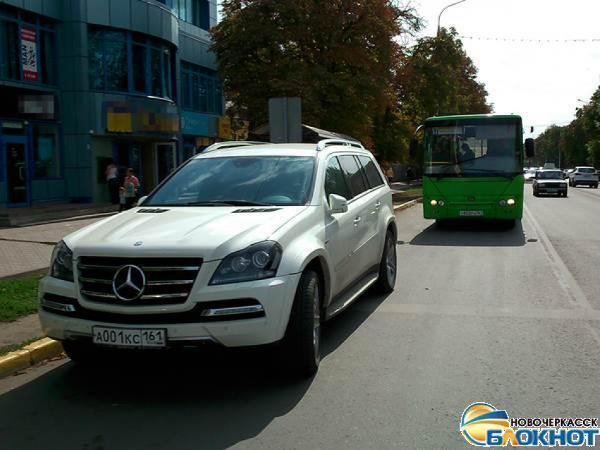 Депутат городской Думы Новочеркасска устроил себе личную парковку на автобусной остановке