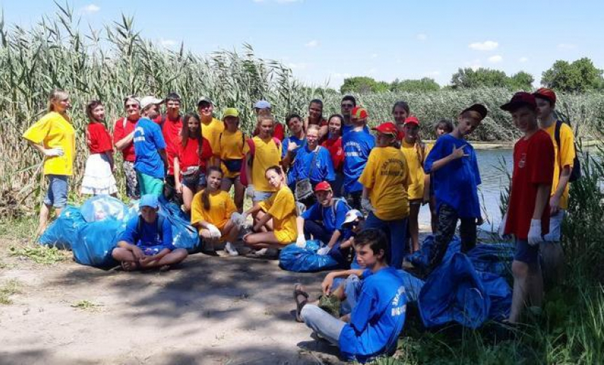 В Новочеркасске эко-волонтеры очистили берег реки от мусора