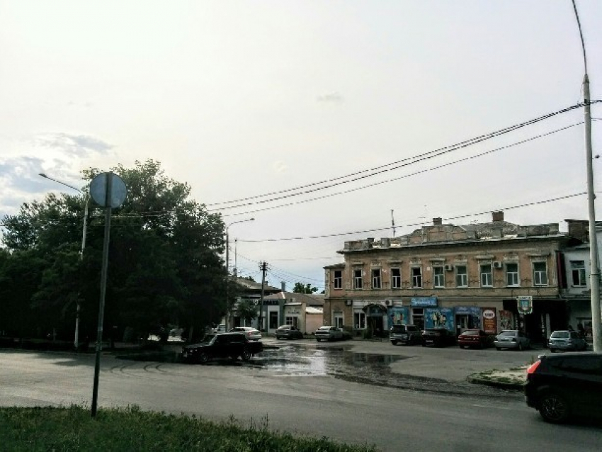 Вышедший из берегов главный городской фонтан затопил центр Новочеркасска