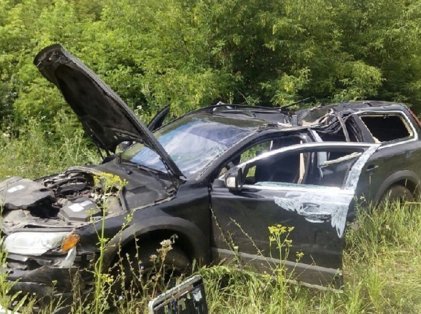 Водитель перевернувшегося Volvo пострадал в ДТП на трассе под Новочеркасском