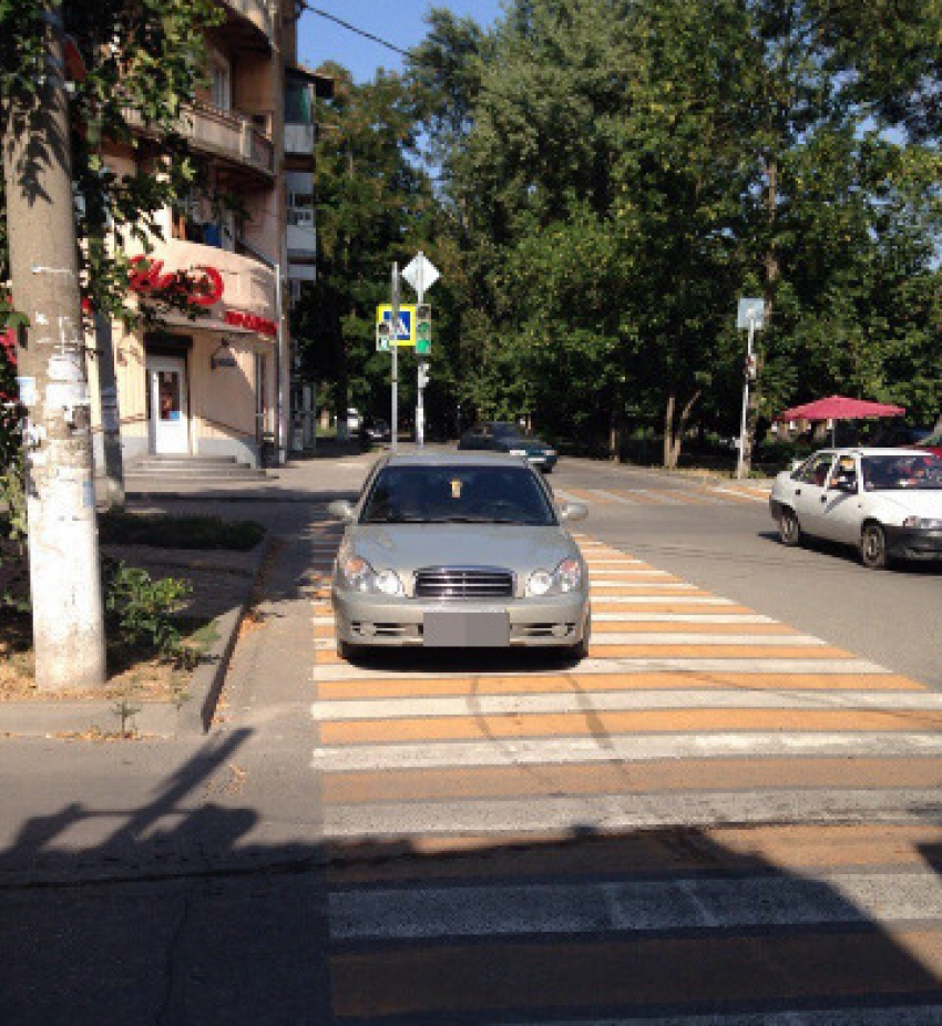 Наглый водитель припарковался на середине дороги в Новочеркасске