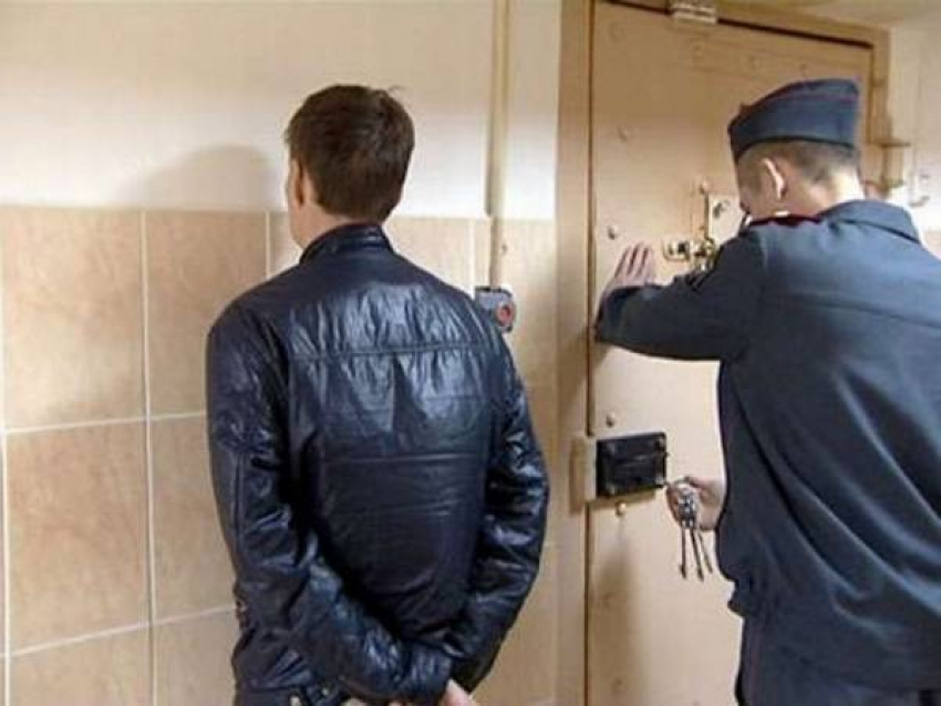 В Новочеркасске парень напоил девушку у нее в гостях и обобрал хозяйку