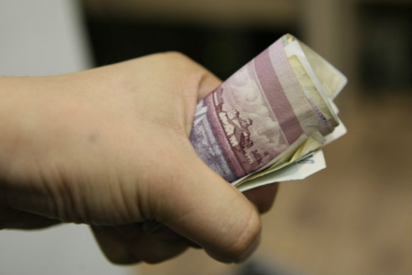 В Новочеркасске грабитель забрал у прохожего 16 000 рублей и телефон