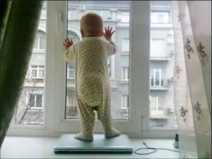В Новочеркасске из окна выпал 11-месячный ребенок