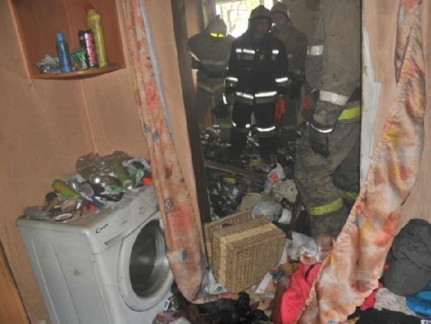 Сильно захламленная квартира загорелась в переулке Заводском в Новочеркасске
