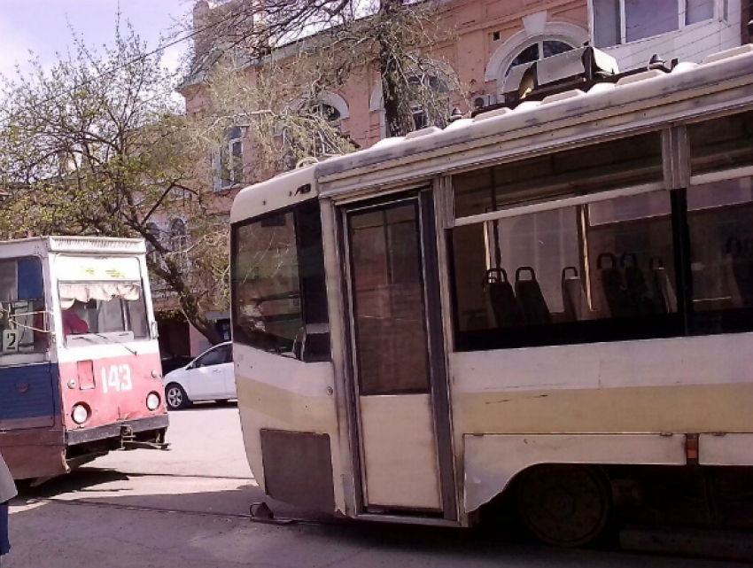 С диким грохотом и скрипом мчит по Новочеркасску  дребезжащий трамвай