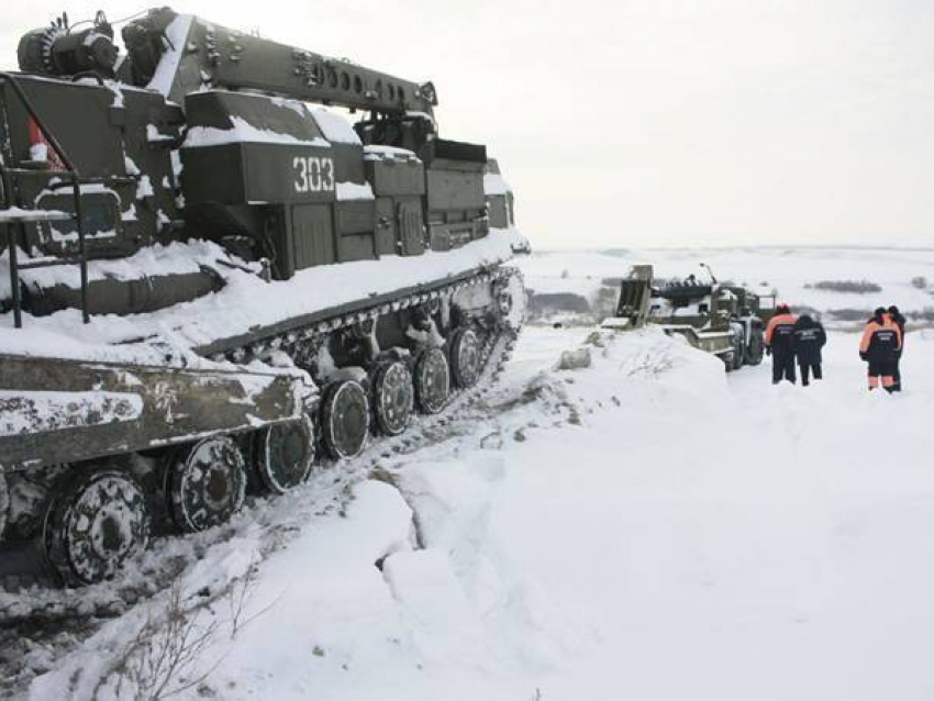 На трассу М-4 под Новочеркасском военные стягивают тяжелую спецтехнику в связи со снегопадом