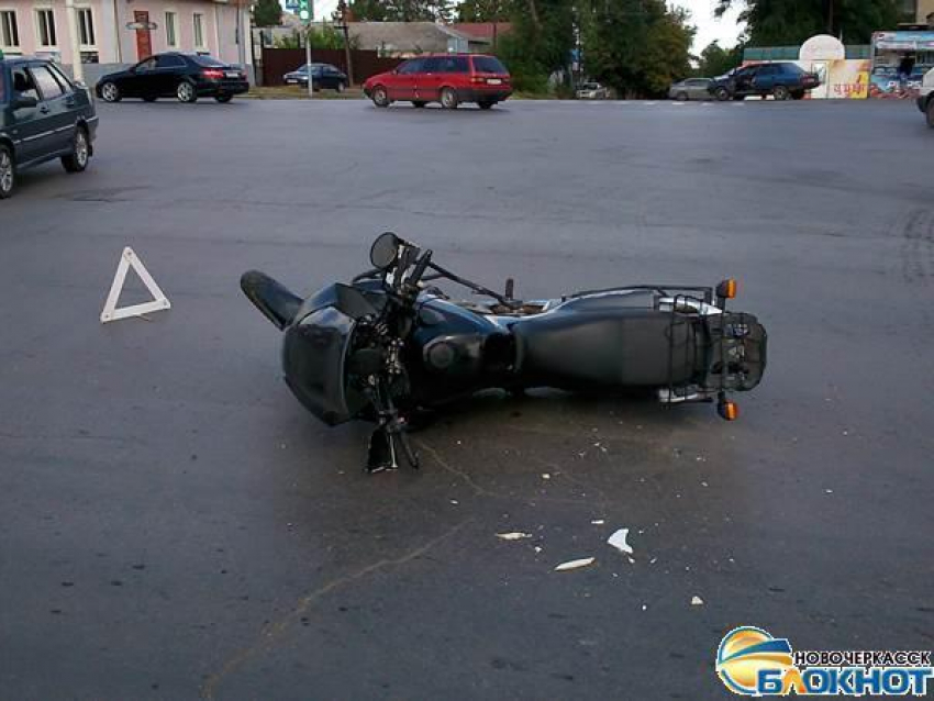 На проспекте Баклановском в Новочеркасске мотоциклист врезался в автомобиль