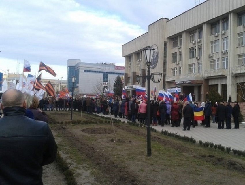 В центре Новочеркасска собрались десятки людей с флагами и плакатами
