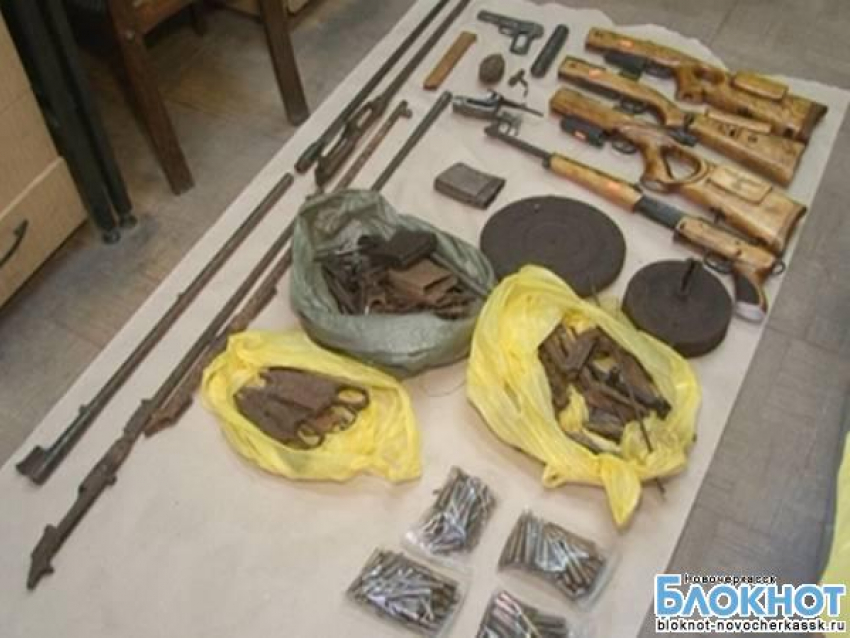 В Новочеркасске в подвале дома местного жителя обнаружен оружейный склад