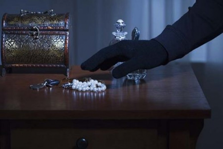 В Новочеркасске задержали вора, похитившего золото из частного дома