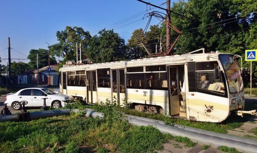В Новочеркасске иномарка протаранила трамвай