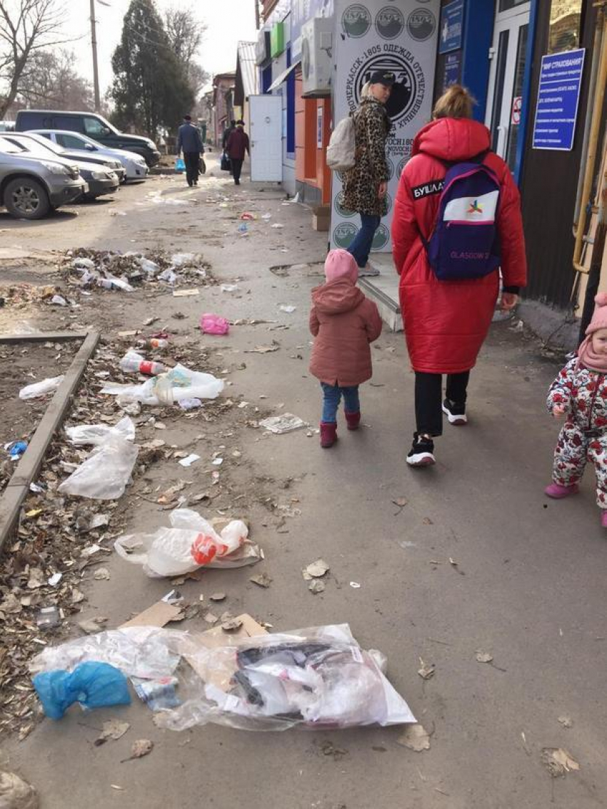 Жители Новочеркасска возмущены грязью и мусором в районе Азовского рынка
