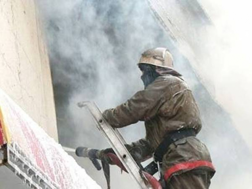 Из-за неосторожного обращения с огнем в Новочеркасске сгорела квартира